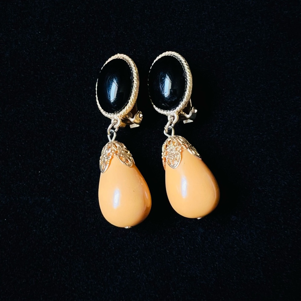Vintage Hobe Gold Tone Black & Coral Drop Clip on Earrings